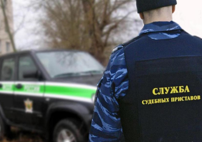 Житель Лебедяни пытался отбиться от судебных приставов, созывая родственников Житель Лебедяни пытался отбиться от судебных приставов, созывая родственников