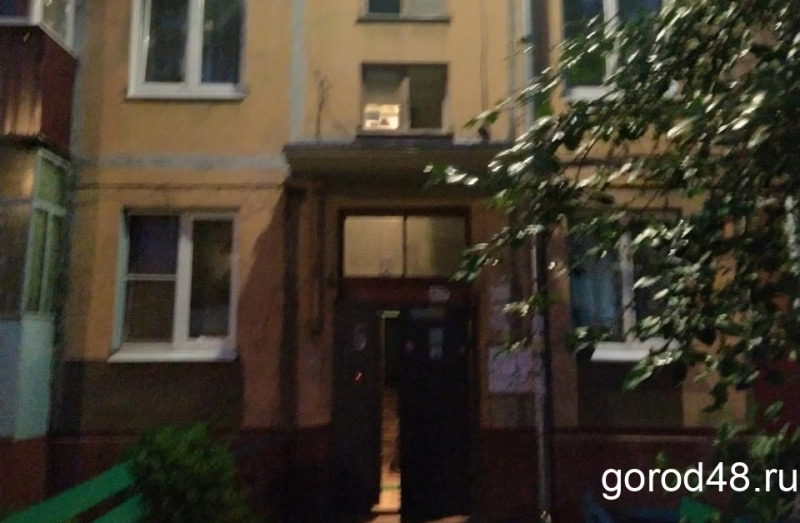 Молодая женщина выпала из окна на козырек подъезда Молодая женщина выпала из окна на козырек подъезда