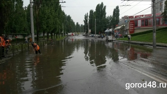 Спасатели МЧС эвакуировали из лужи два заглохших автомобиля в Липецке Спасатели МЧС эвакуировали из лужи два заглохших автомобиля в Липецке