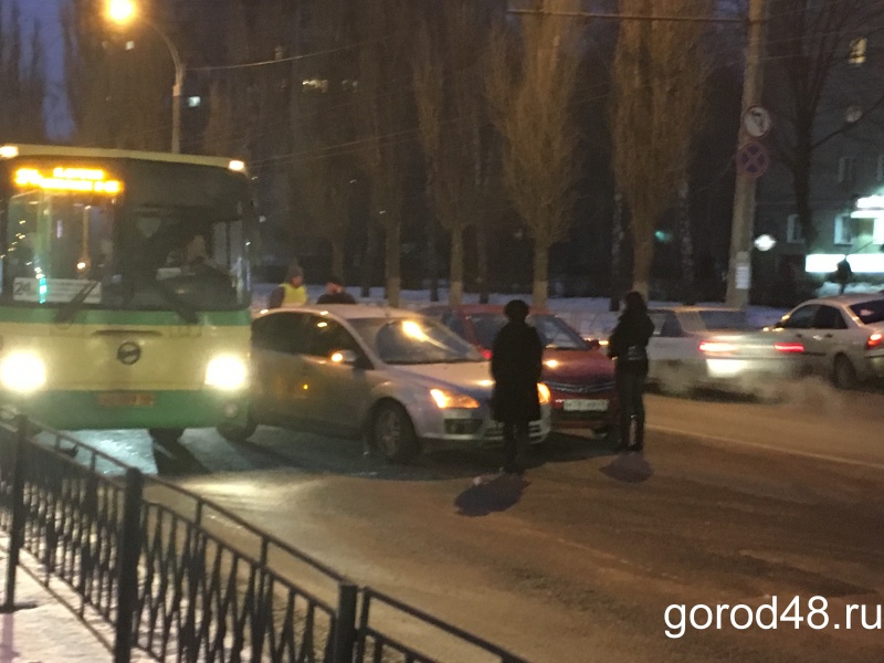Мелкое ДТП создало километровый хвост Мелкое ДТП создало километровый хвост