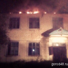 В селе под Липецком полыхает дом В селе под Липецком полыхает дом