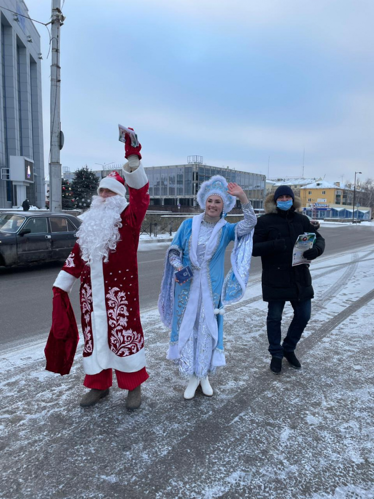 В Липецке на дороге дежурили Дед Мороз и Снегурочка