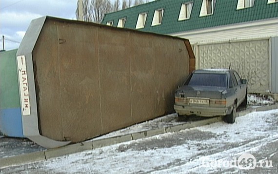 В Липецке падали остановки, летали балконы и ломались елки. На город обрушился шквалистый ветер В Липецке падали остановки, летали балконы и ломались елки. На город обрушился шквалистый ветер