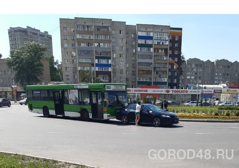В Липецке автобус врезался в легковой автомобиль В Липецке автобус врезался в легковой автомобиль