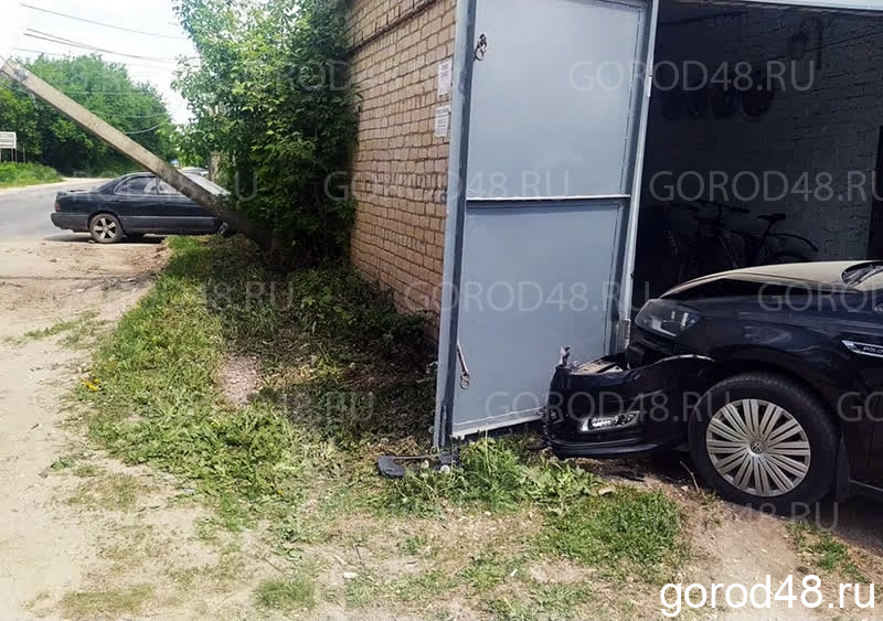 В Липецке водитель «Тойоты» продемонстрировал невероятный финт - снес машину, столб, врезался в угол гаража