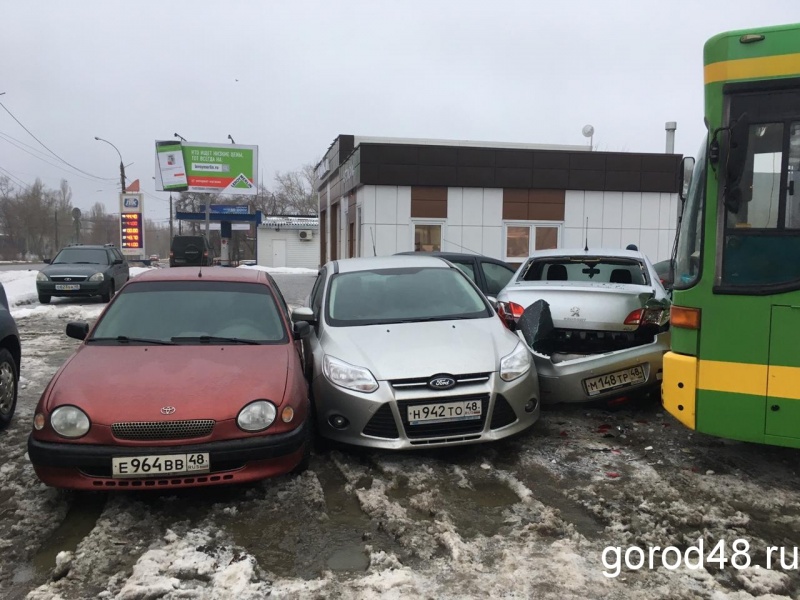 Протаранивший семь легковушек автобус, понесло по скользкой дороге Протаранивший семь легковушек автобус, понесло по скользкой дороге