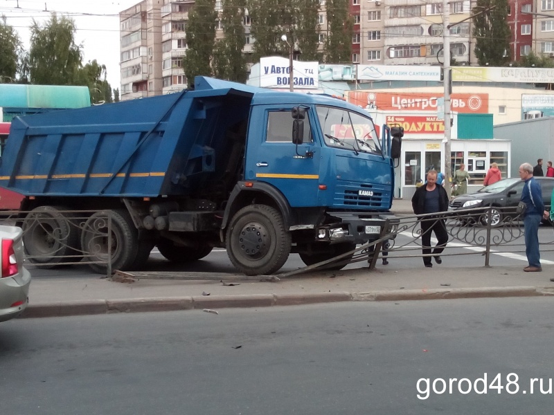 Напротив автовокзала самосвал снес дорожное ограждение Напротив автовокзала самосвал снес дорожное ограждение