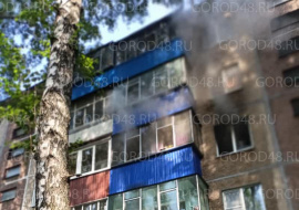 На улице Неделина горела квартира - эвакуированы около десяти человек