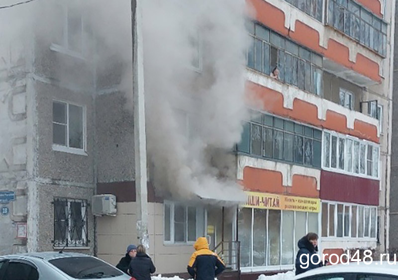 В магазине на первом этаже жилого дома вспыхнул пожар