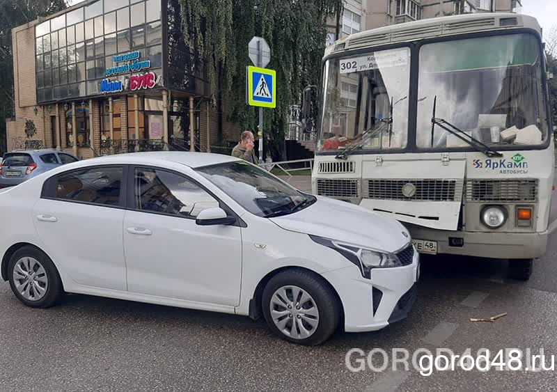 Автомобиль выехал перед автобусом на перекрестке улиц Советской и Пушкина