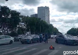 На проспекте Победы столкнулись три автомобиля 