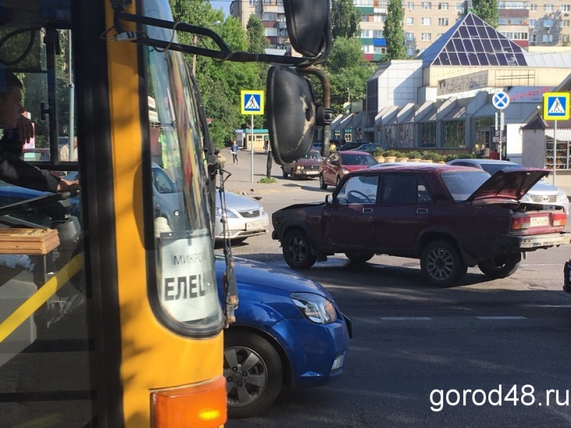На перекрёстке улицы Космонавтов произошло ДТП На перекрёстке улицы Космонавтов произошло ДТП