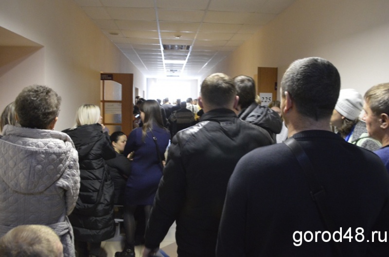 Автолюбители сегодня занимают очередь на медицинские комиссии с 7 утра Автолюбители сегодня занимают очередь на медицинские комиссии с 7 утра