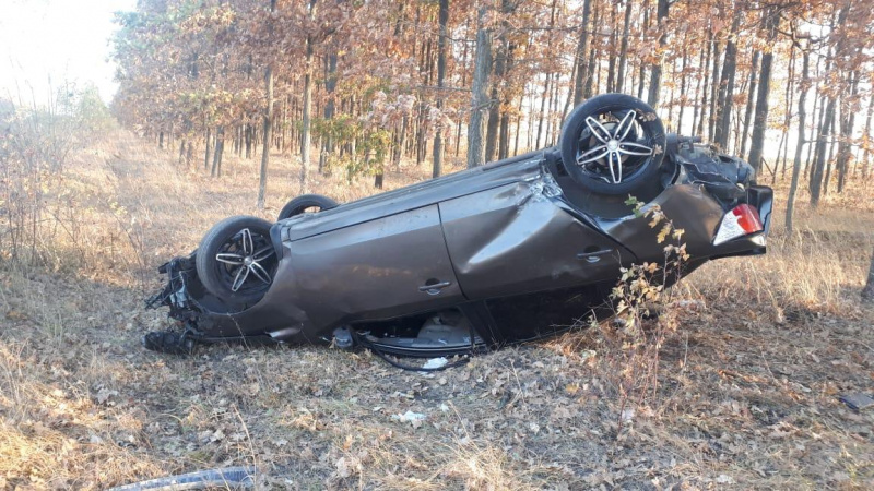 Автомобиль «Киа» слетел с дороги и врезался в дерево, пострадали два человека Автомобиль «Киа» слетел с дороги и врезался в дерево, пострадали два человека