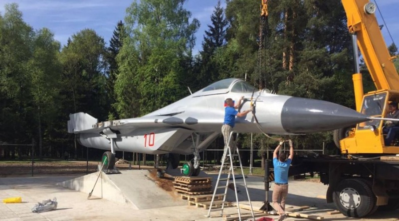 Самолет Липецкого авиацентра установлен в детском лагере Самолет Липецкого авиацентра установлен в детском лагере