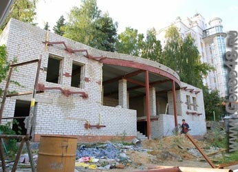 Строители разбирают “неправильный” цветочный магазин Строители разбирают “неправильный” цветочный магазин
