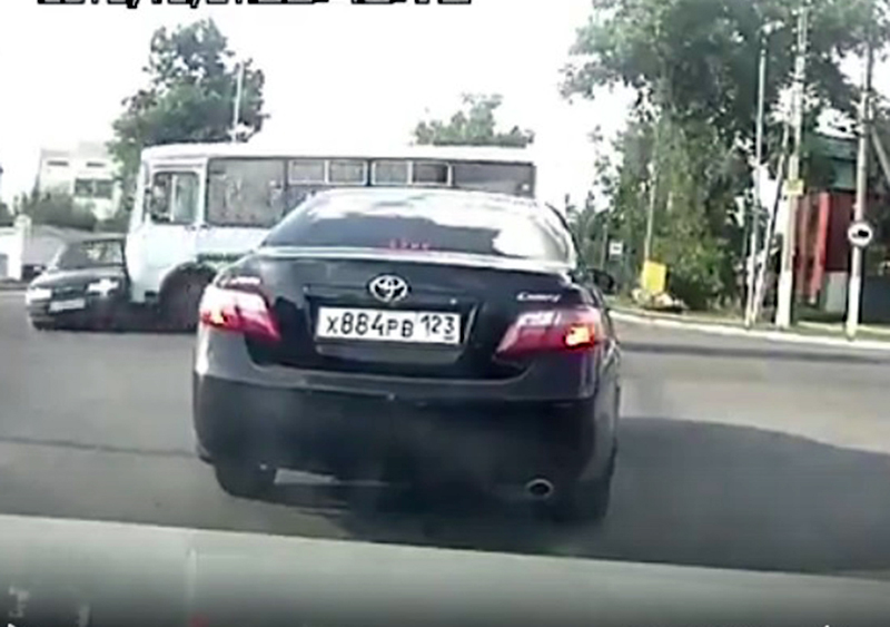 Столкновение ПАЗа с ВАЗом в Липецкой области попало на видео Столкновение ПАЗа с ВАЗом в Липецкой области попало на видео