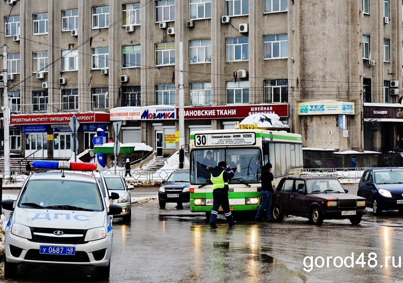На кольце площади Победы столкнулись автобус и ВАЗ На кольце площади Победы столкнулись автобус и ВАЗ