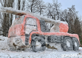 В Липецке слепили из снега пожарную машину