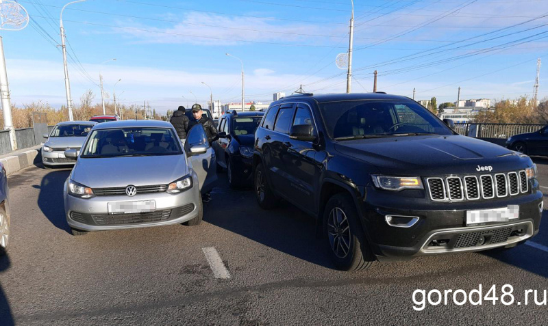 Четыре автомобиля утром перекрыли въезд в Липецк Четыре автомобиля утром перекрыли въезд в Липецк
