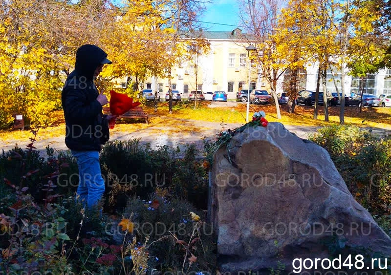 К камню-памятнику жертвам политических репрессий липчане с утра несут цветы