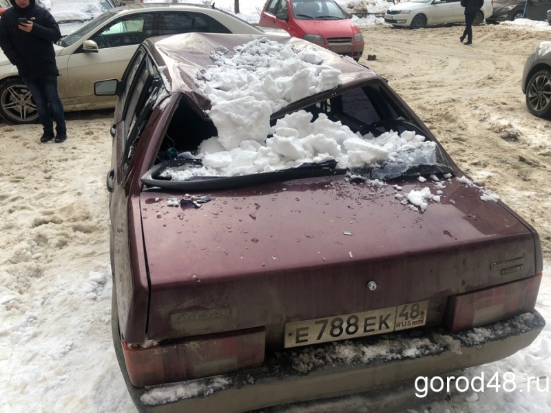 Снежная глыба рухнула на автомобиль Снежная глыба рухнула на автомобиль