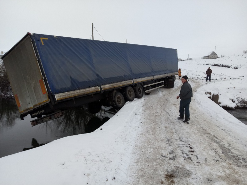 Грузовик свалился с моста Грузовик свалился с моста
