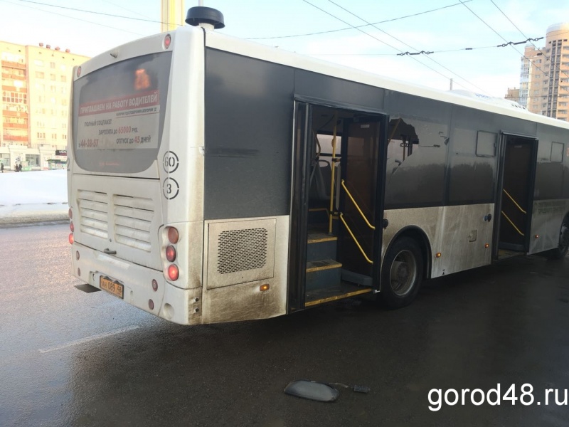 Гонка маршруток за пассажирами закончилась аварией Гонка маршруток за пассажирами закончилась аварией