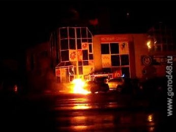 В Липецке сгорел автомобиль В Липецке сгорел автомобиль