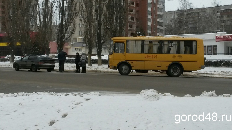 В Липецке столкнулись школьный автобус и легковушка В Липецке столкнулись школьный автобус и легковушка