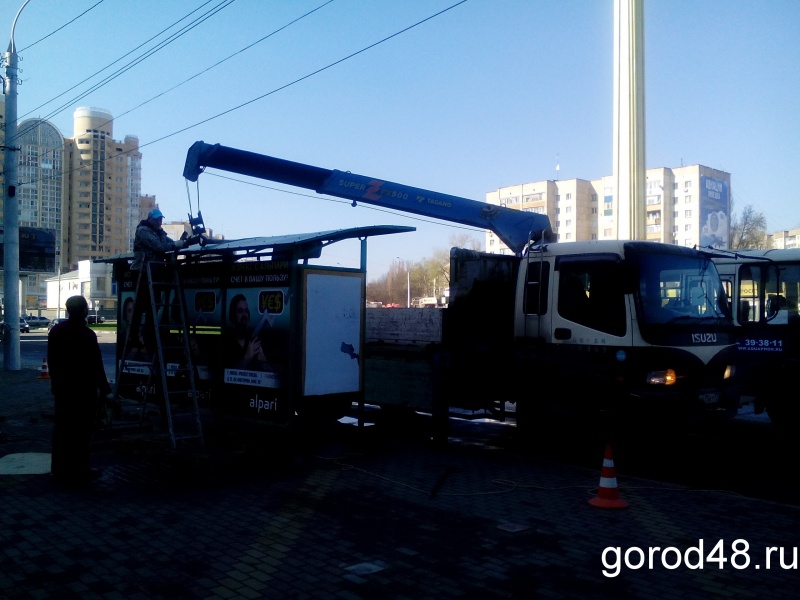 На площади Победы сегодня появятся два новых остановочных павильона На площади Победы сегодня появятся два новых остановочных павильона