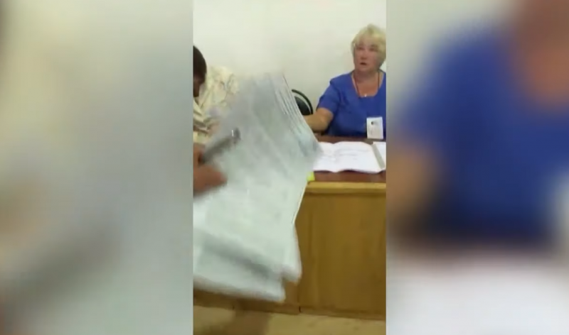 На избирательном участке в Чаплыгинском районе опрашивают свидетелей попытки вброса бюллетеней На избирательном участке в Чаплыгинском районе опрашивают свидетелей попытки вброса бюллетеней