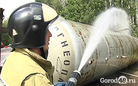 Под Липецком перевернулась цистерна с газом Под Липецком перевернулась цистерна с газом