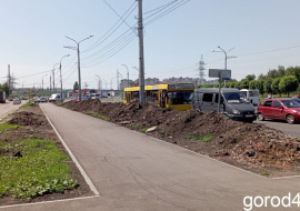 Мэрия сделала замечание подрядчику за кучи земли у новой пешеходной дорожки на улице Московской 