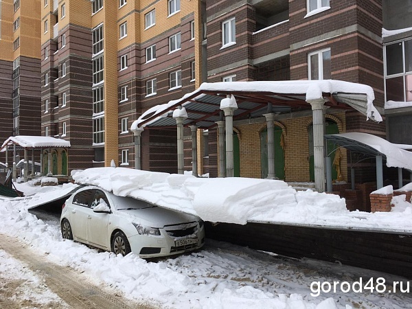 Застройщик ответил за упавший на машины забор Застройщик ответил за упавший на машины забор
