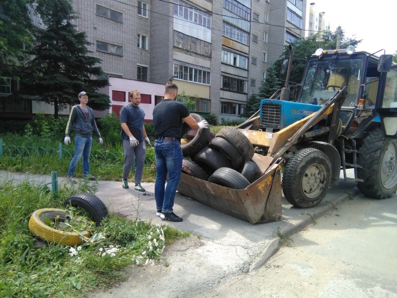 Во дворах Липецка демонтируют самодеятельное благоустройство Во дворах Липецка демонтируют самодеятельное благоустройство