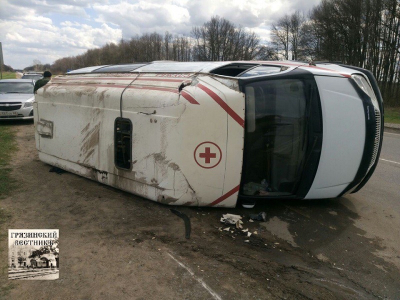 Под Липецком опрокинулся автомобиль скорой помощи Под Липецком опрокинулся автомобиль скорой помощи