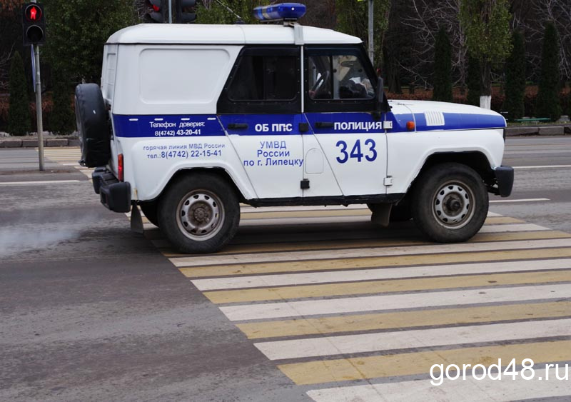Уличные грабители вырвали сумочку из рук липчанки и запрыгнули в машину Уличные грабители вырвали сумочку из рук липчанки и запрыгнули в машину