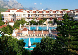 Почти 100 российских детей выселили из отеля в Турции