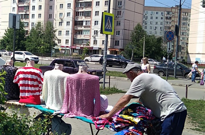 Уличные торговцы ушли домой без трико, блузок и кофточек Уличные торговцы ушли домой без трико, блузок и кофточек