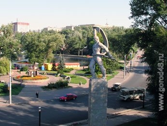 Памятник на площади Революции заменят копией Памятник на площади Революции заменят копией