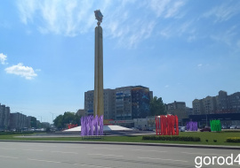 В мэрии объяснили цветовую гамму установленных к Дню города флагов