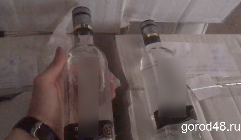 Полицейские нашли на улице Ковалева фальсифицированное спиртное на почти четыре миллиона рублей Полицейские нашли на улице Ковалева фальсифицированное спиртное на почти четыре миллиона рублей