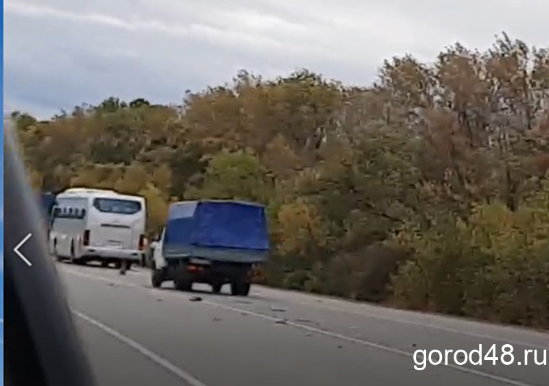 Под Липецком в аварию попал пассажирский рейсовый автобус Под Липецком в аварию попал пассажирский рейсовый автобус