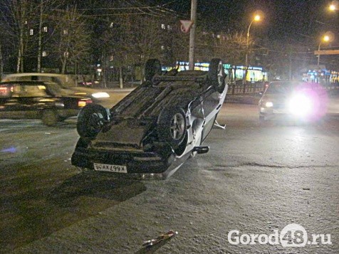 На улице Космонавтов перевернулась "девятка" На улице Космонавтов перевернулась "девятка"