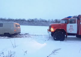 Спасатели вызволили из снежного плена два автомобиля