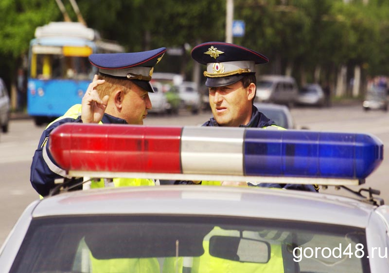 Автоинспекторы проверят водителей такси Автоинспекторы проверят водителей такси