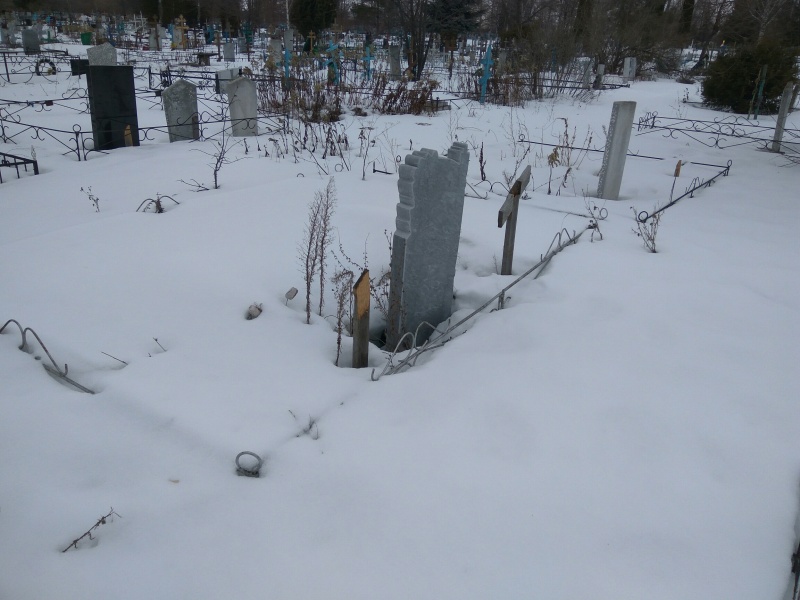 Бомжующая пара обогревала свое жилище крестами с кладбища Бомжующая пара обогревала свое жилище крестами с кладбища
