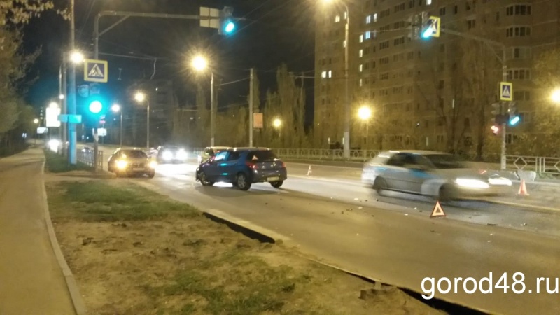 Не вписавшаяся в поворот иномарка врезалась в «ВАЗ» Не вписавшаяся в поворот иномарка врезалась в «ВАЗ»