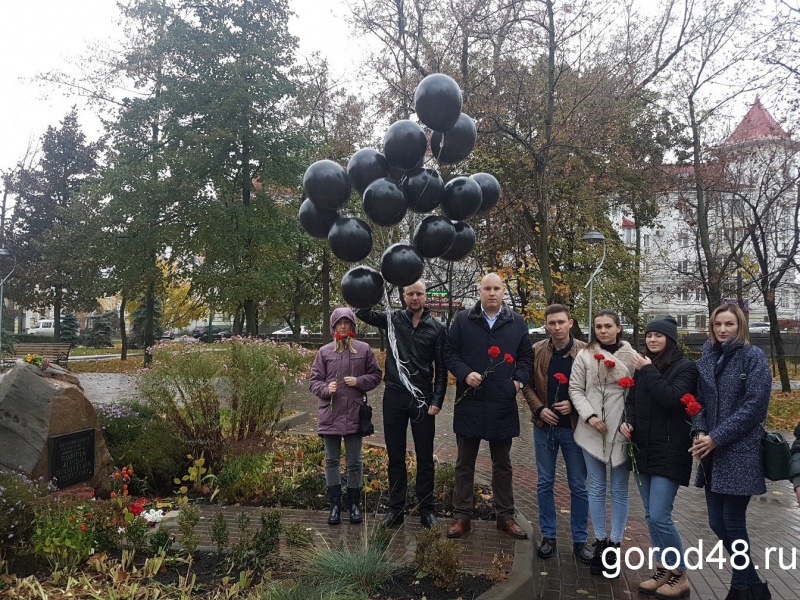 В небо Липецка выпустили черные шары в память жертв политических репрессий В небо Липецка выпустили черные шары в память жертв политических репрессий